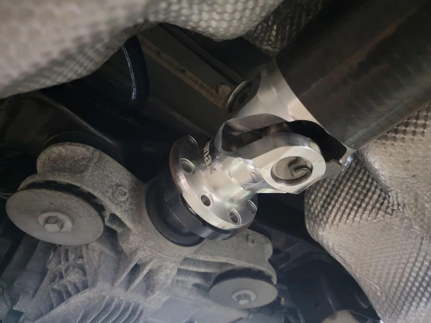 2018+ Jeep Trackhawk WK2 6.2L Supercharged HEMI V8 SRT Engine Carbon Fiber 1 Piece Driveshaft. 1000+++HP Rating: 5901 FT/LBS x 9809 RMP- Mopar 53010904AA- Replaces Mopar 53010904AC,
53010904AA, 53010904AB